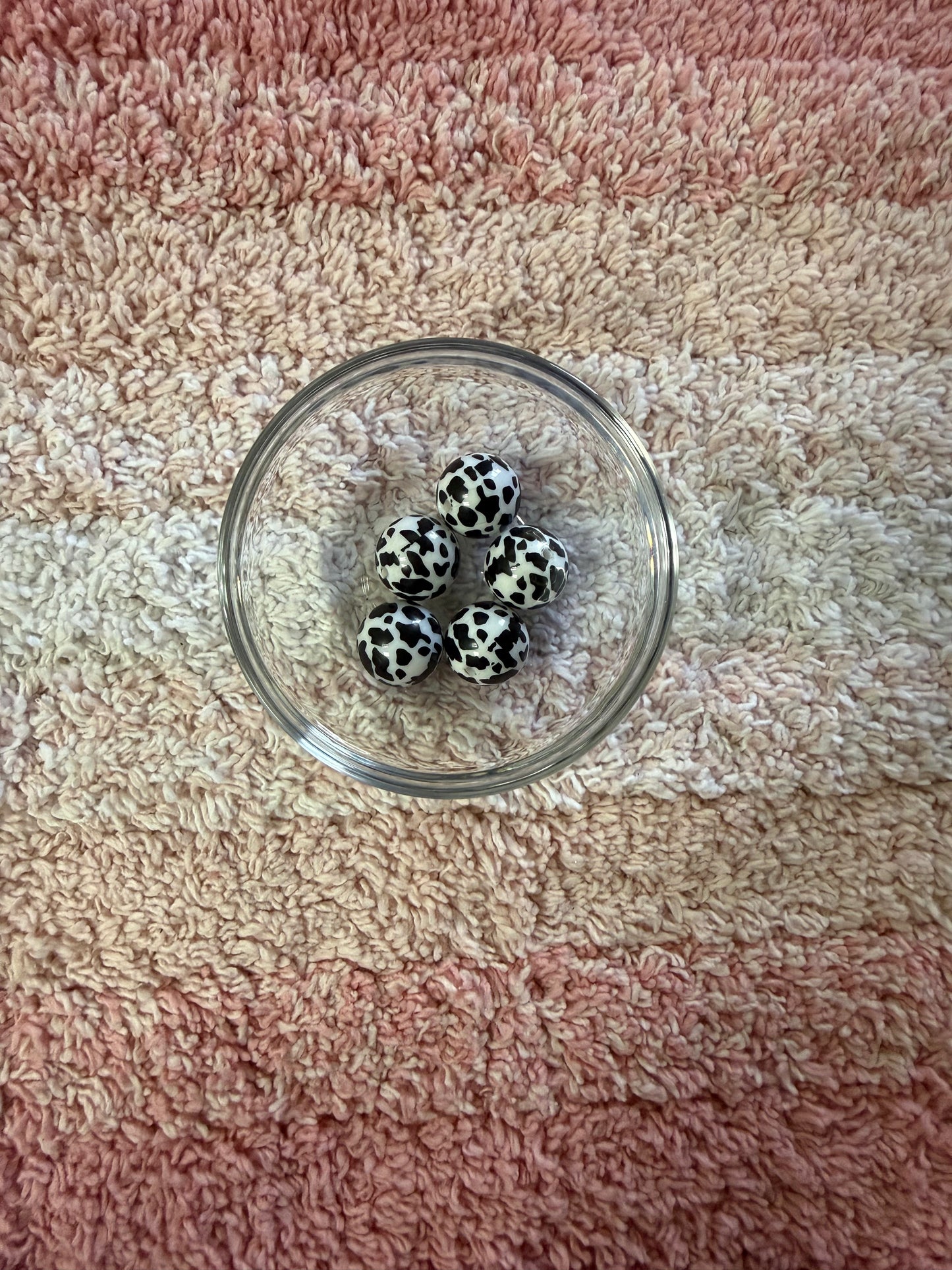 20mm Cow Print Bubblegum Beads (5 Beads In A Pack)